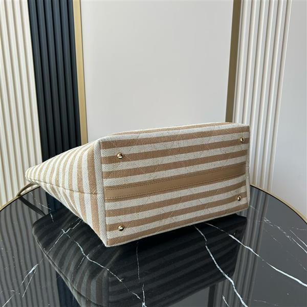 2026127214756641 800